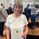 Patricia erhält die Sportverdienstnadel