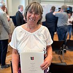 Patricia erhält die Sportverdienstnadel
